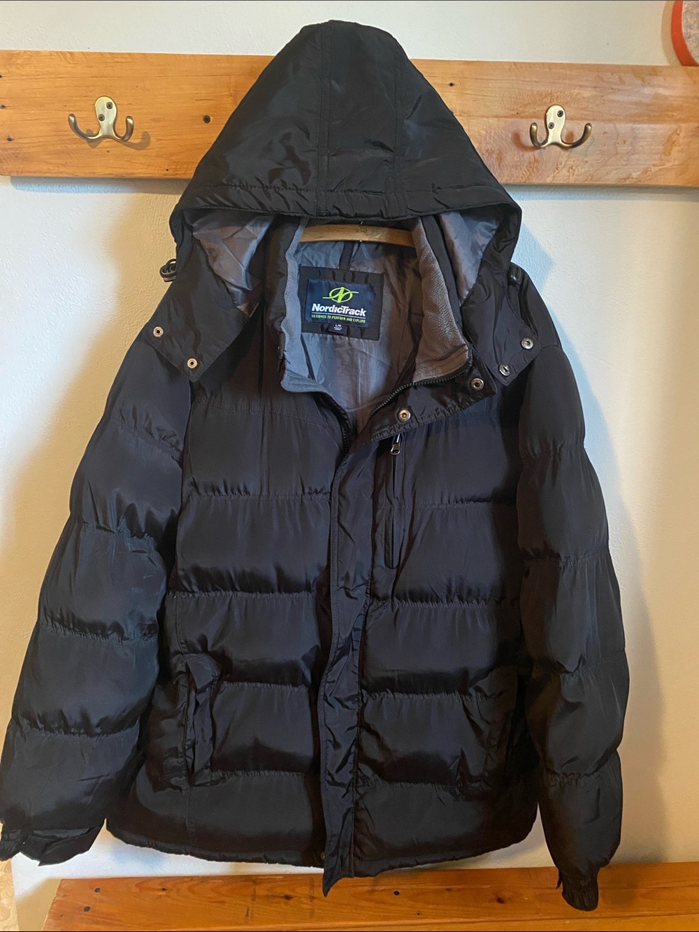 NordicTrack Black Hooded Puffer Jacket. Large